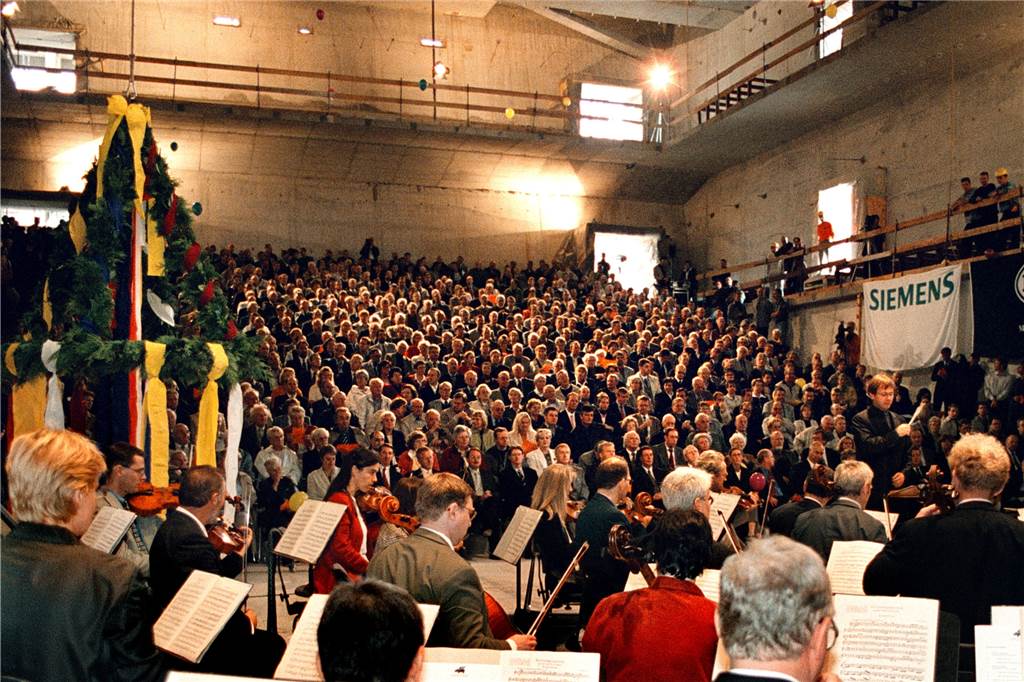 Erst umstritten, dann gefeiert: Wie das Konzerthaus in die Brückstraße kam Im September 2001 wird im Rohbau des Konzertsaals das Richtfest gefeiert - natürlich mit klassischer Musik.