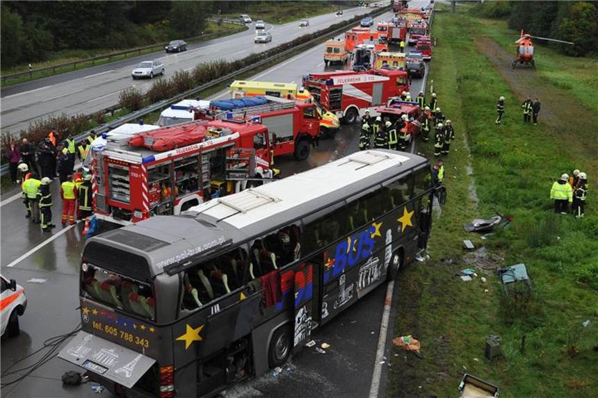 Schwere Busunfälle auf deutschen Straßen Im September 2010 starben 14 Polen, als ihr Bus bei Berlin von einem Auto gerammt wird und gegen einen Brückenpfeiler kracht. Foto: Patrick Pleul