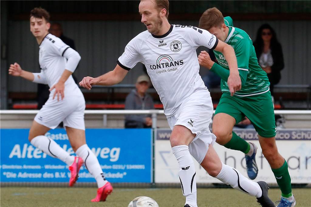 Westfalenliga-Spieler schließt sich FC Castrop-Rauxel in der Bezirksliga an Im September 2020 traf Markus Scherff (am Ball) mit Westfalia Wickede auf den SV Sodingen.