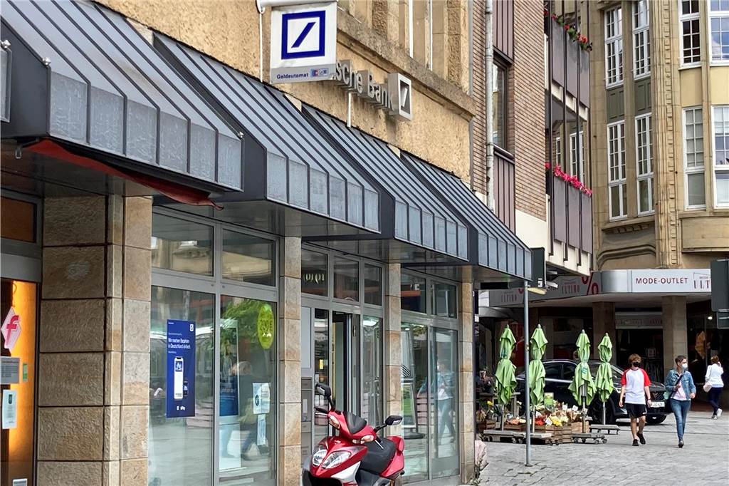 Im September 2021 wurde bekannt: Die Deutsche Bank verlässt Castrop-Rauxel. Bald eröffnet in ihren Räumen das Café Extrablatt. 