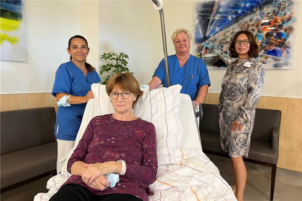 Betroffene zu Bewegungsbad-Schließung: „Für 45 Minuten schmerzfrei“ Eine Patientin sowie Mitarbeiter des Katholischen Krankenhauses Dortmund-West beim Umzug in den neu gebauten Nord-Flügel.