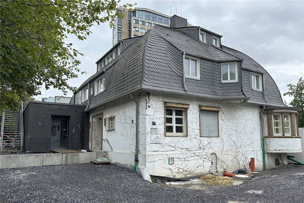 Depot fertig und gefüllt: Museum in der Villa Urbahn öffnet im Juni 2025 Ein Haus und eine Baustelle.