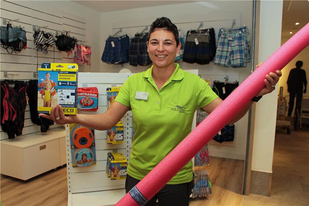 Solebad: Öffnungszeiten, Preise, Sauna - was Besucher wissen müssen Eine Mitarbeiterin des Solebads Werne zeigt ein paar Artikel aus dem Shop.