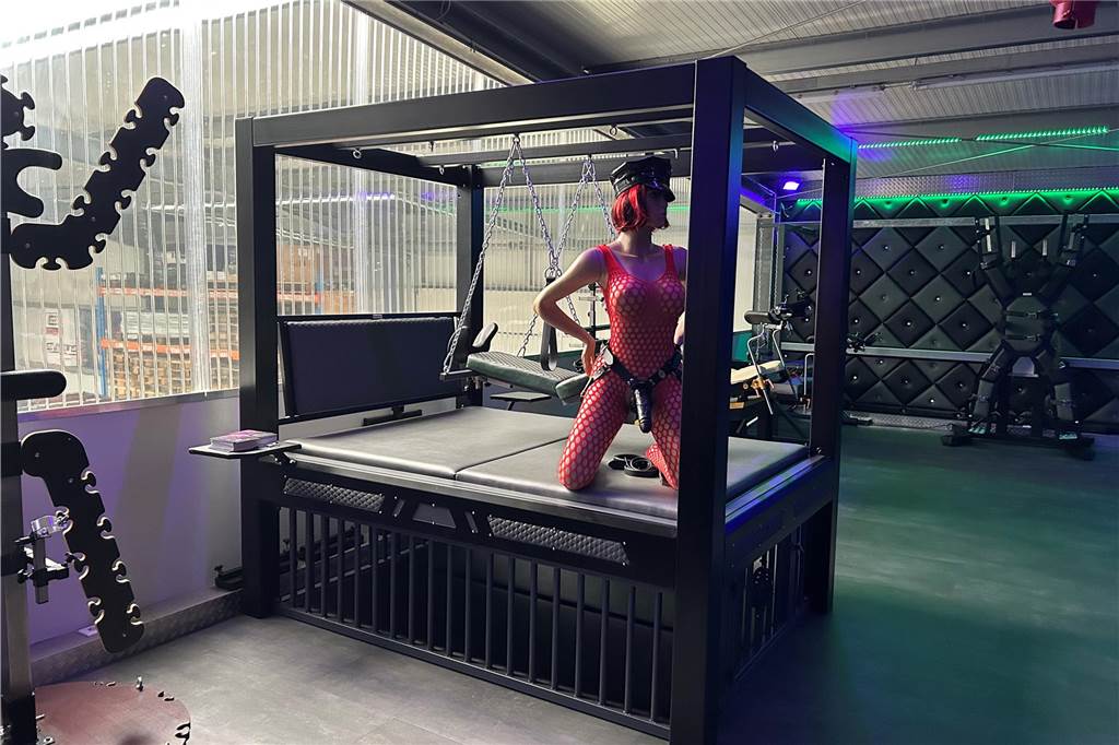 EvilToys ist Hersteller für BDSM-Möbel in Castrop-Rauxel Im Showroom der Firma EvilToys können die Möbelstücke besichtigt werden.