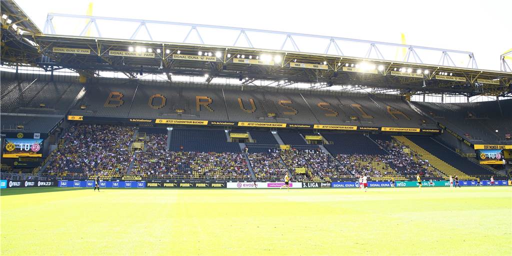 Energie-Irrsinn im BVB-Stadion: Deshalb muss das Flutlicht trotz Sonnenscheins brennen Eine Tribüne im Signal Iduna Park.