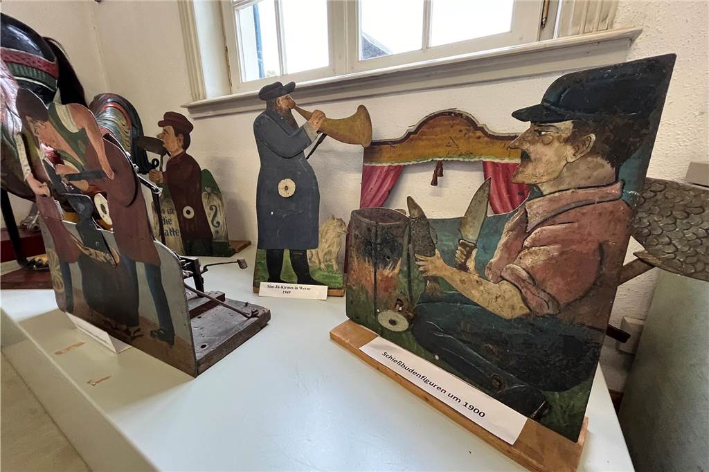 Im Sim-Jü-Raum wird unter anderem eine Auswahl an Schießbudenfiguren präsentiert. Einige der Exponate sind mehr als 100 Jahre alt. Und natürlich gilt hier: Bitte nicht anfassen!