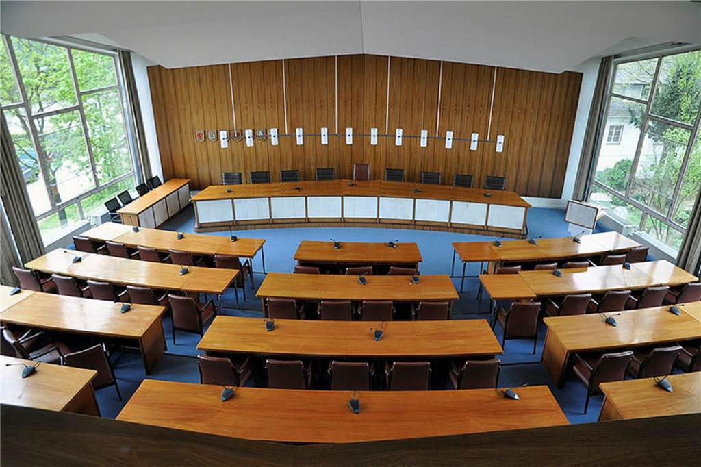 Noch keine Grundsteuer-Entscheidung: „Müssen jeden Stein umdrehen“ Im Sitzungssaal des Rathauses Lünen hat Kämmerer Jethon zur Finanzlage der Stadt Stellung genommen.