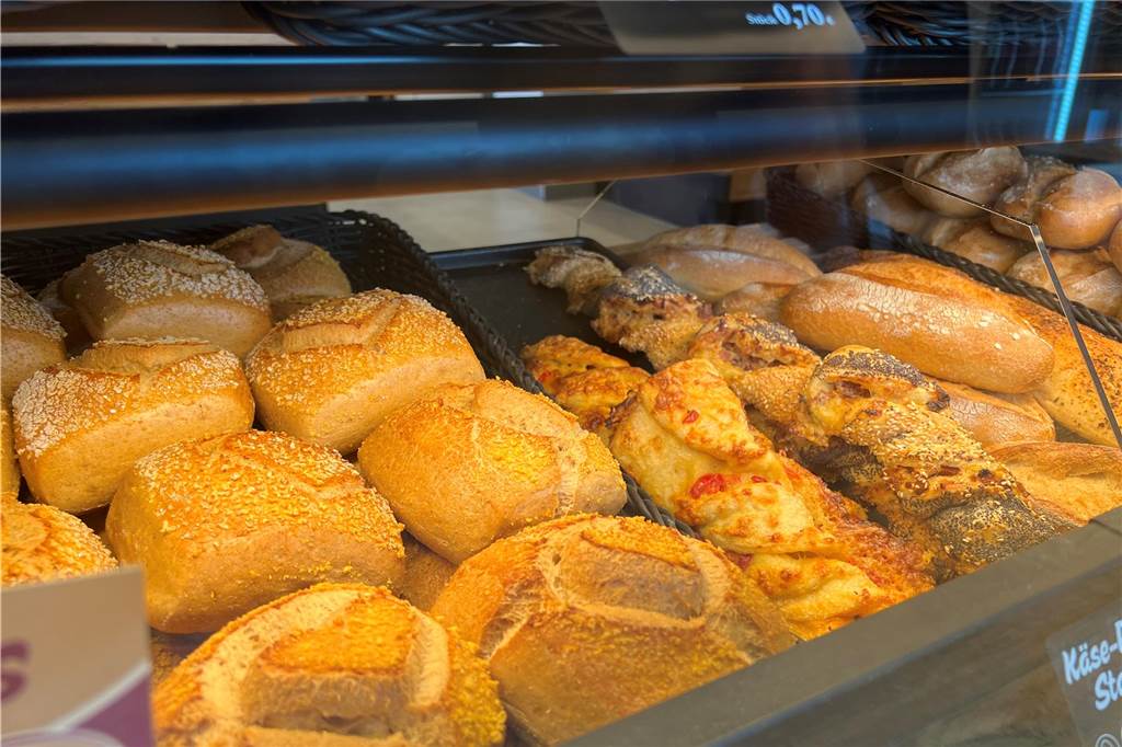 Traditionsbäckerei Mensing eröffnet neue Filiale in Ahaus Im sogenannten "Brötchenturm" liegen einige der 14 Brötchensorten, damit sie sich vom Rest des Sortiments abheben.