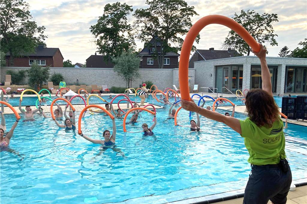 Solebad: Öffnungszeiten, Preise, Sauna - was Besucher wissen müssen Besucher des Solebads machen Fitnessübungen im Becken.