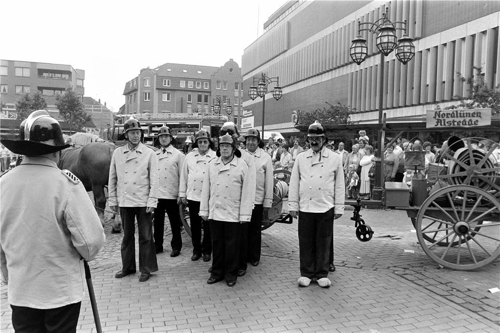 Im Sommer 1985 zeigte die Feuerwehr Lünen wie man in vergangenen Jahrzehnten ein Feuer gelöscht hat.
