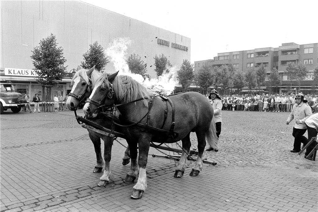 Im Sommer 1985 zeigte die Feuerwehr Lünen wie man in vergangenen Jahrzehnten ein Feuer gelöscht hat.