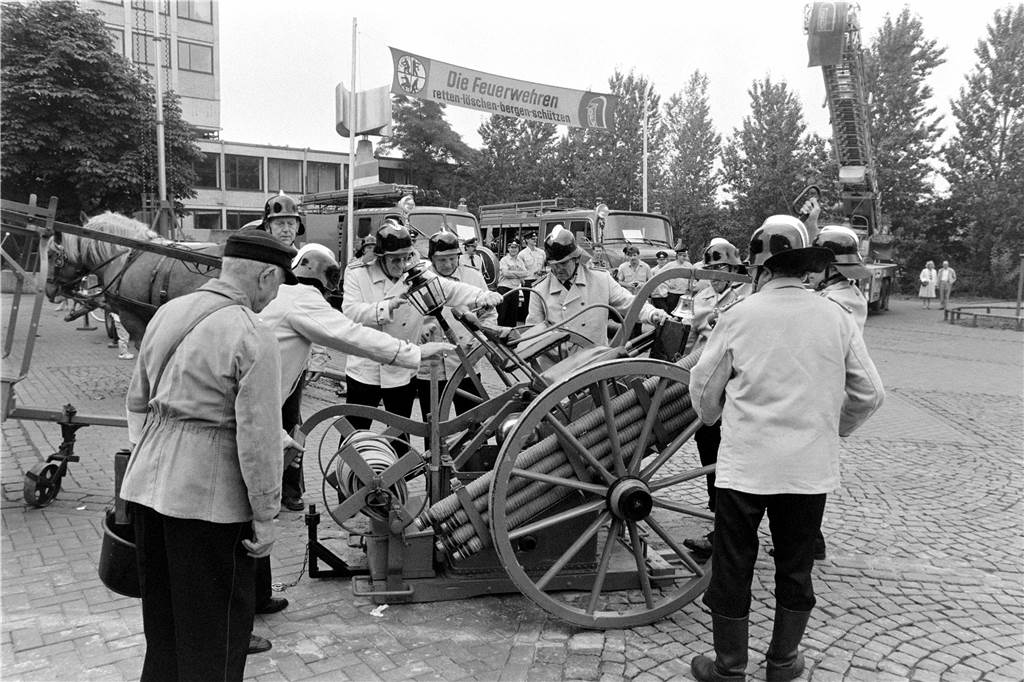 Im Sommer 1985 zeigte die Feuerwehr Lünen wie man in vergangenen Jahrzehnten ein Feuer gelöscht hat.