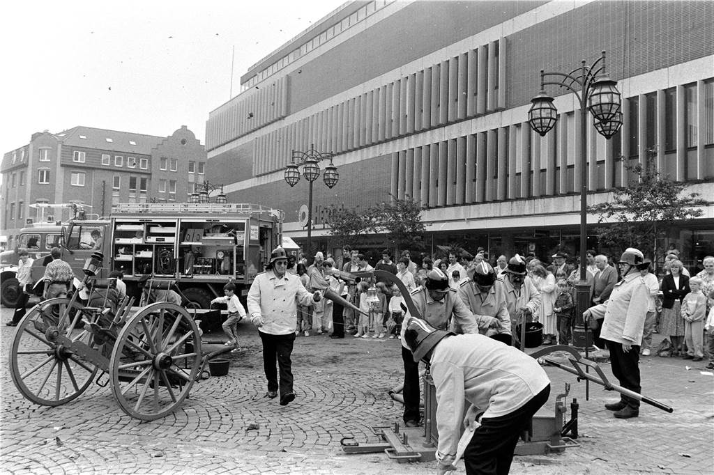 Im Sommer 1985 zeigte die Feuerwehr Lünen wie man in vergangenen Jahrzehnten ein Feuer gelöscht hat.