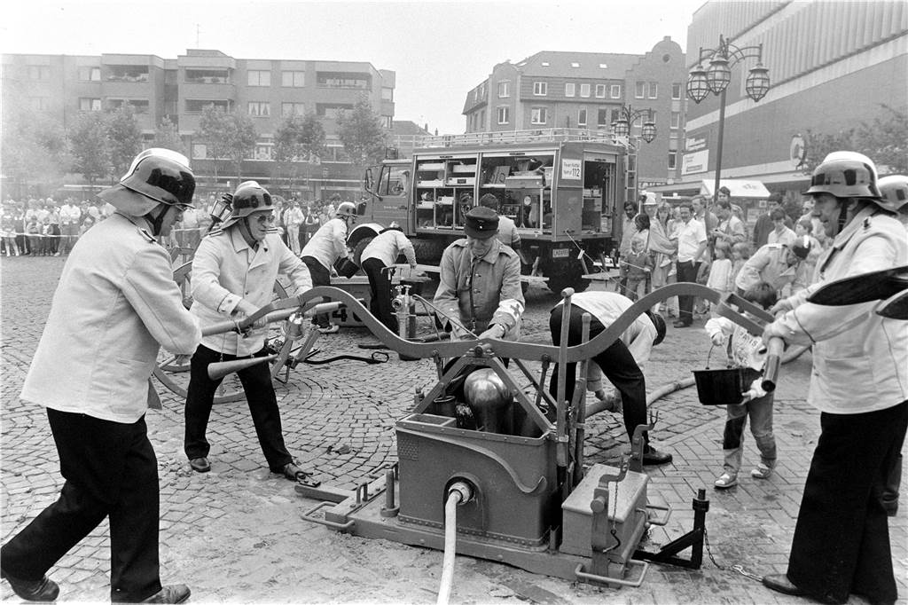 Im Sommer 1985 zeigte die Feuerwehr Lünen wie man in vergangenen Jahrzehnten ein Feuer gelöscht hat.