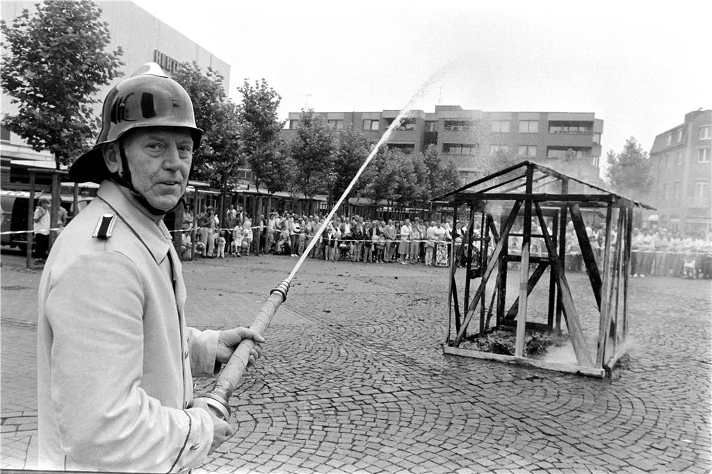 Im Sommer 1985 zeigte die Feuerwehr Lünen wie man in vergangenen Jahrzehnten ein Feuer gelöscht hat.