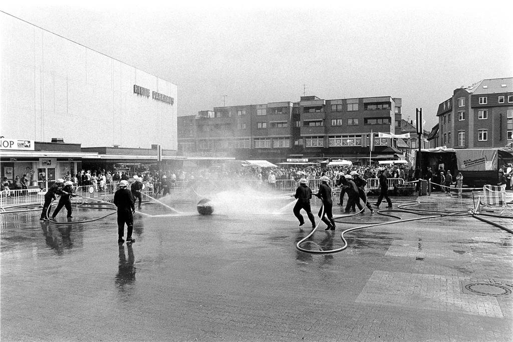 Im Sommer 1985 zeigte die Feuerwehr Lünen wie man in vergangenen Jahrzehnten ein Feuer gelöscht hat.