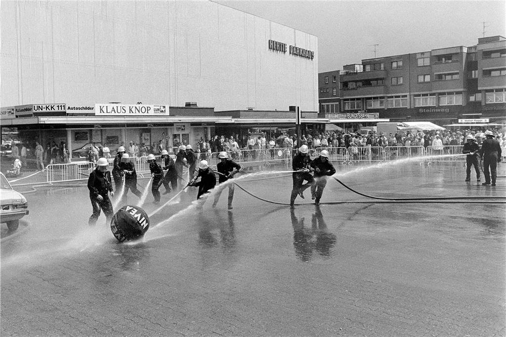 Im Sommer 1985 zeigte die Feuerwehr Lünen wie man in vergangenen Jahrzehnten ein Feuer gelöscht hat.