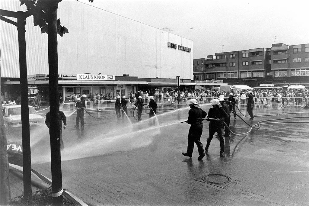 Im Sommer 1985 zeigte die Feuerwehr Lünen wie man in vergangenen Jahrzehnten ein Feuer gelöscht hat.