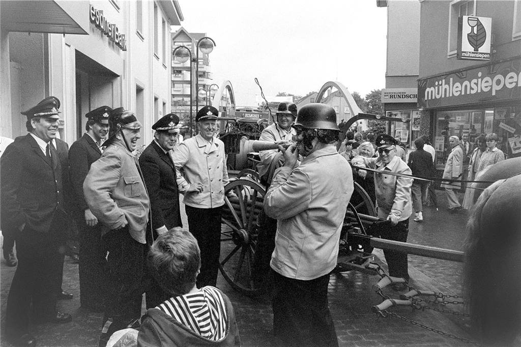Im Sommer 1985 zeigte die Feuerwehr Lünen wie man in vergangenen Jahrzehnten ein Feuer gelöscht hat.