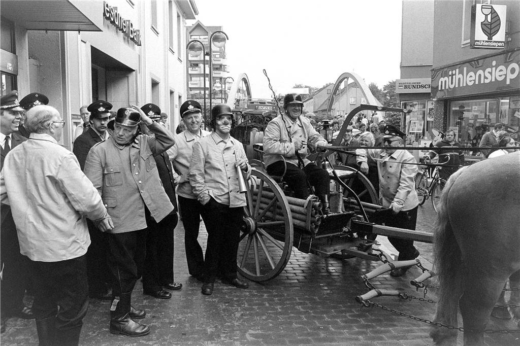 Im Sommer 1985 zeigte die Feuerwehr Lünen wie man in vergangenen Jahrzehnten ein Feuer gelöscht hat.