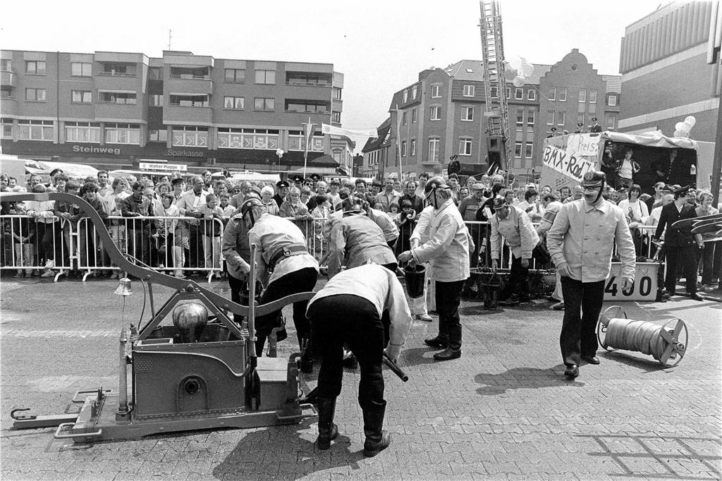 Im Sommer 1985 zeigte die Feuerwehr Lünen wie man in vergangenen Jahrzehnten ein Feuer gelöscht hat.