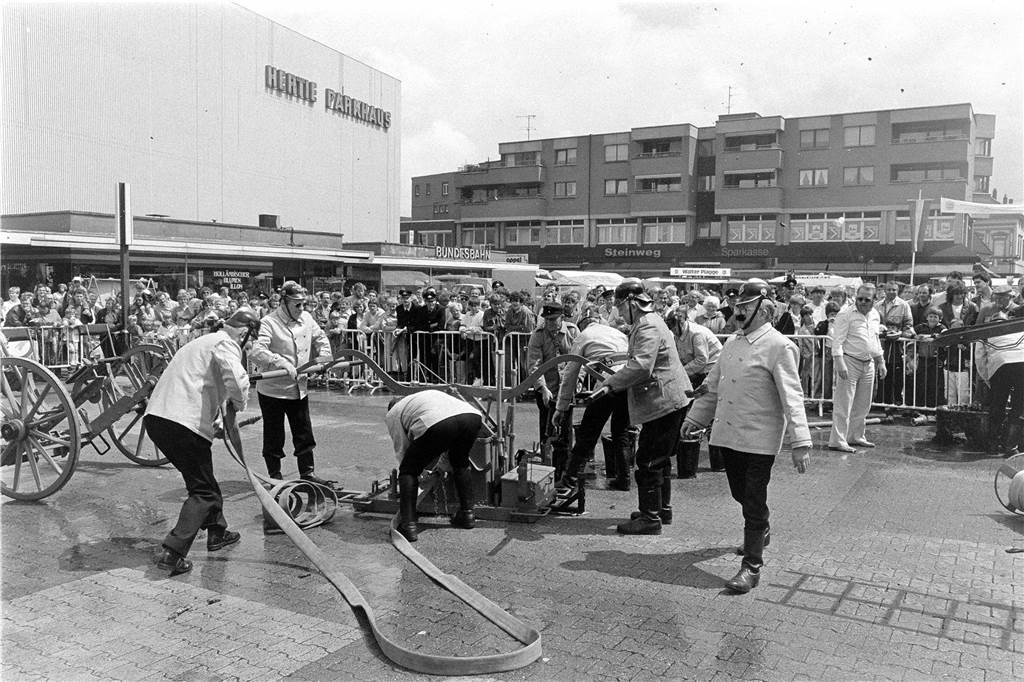 Im Sommer 1985 zeigte die Feuerwehr Lünen wie man in vergangenen Jahrzehnten ein Feuer gelöscht hat.