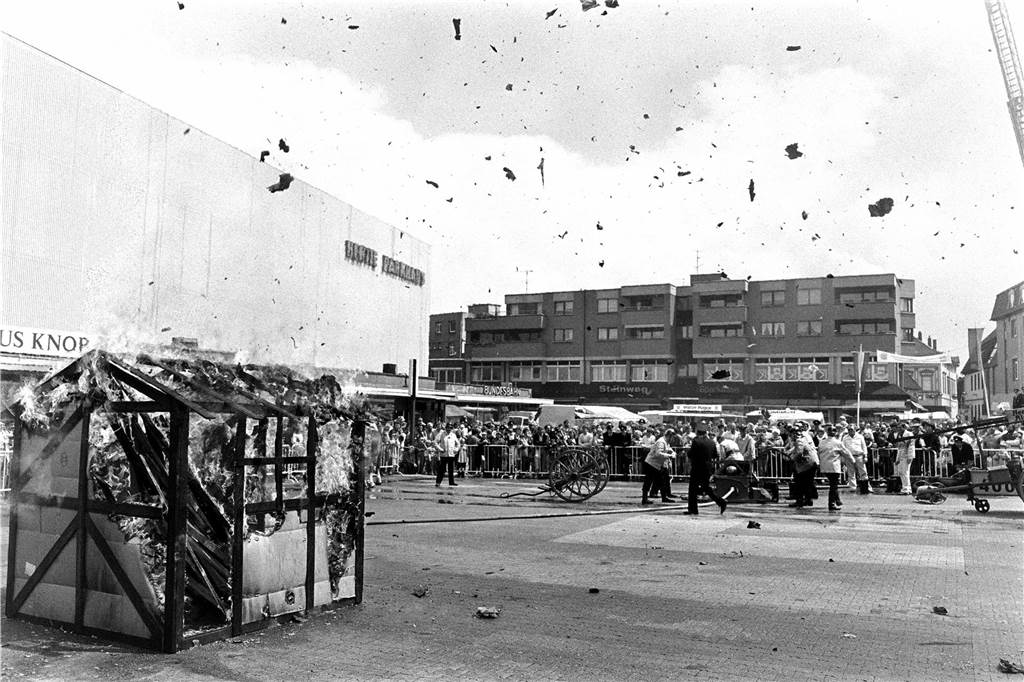 Im Sommer 1985 zeigte die Feuerwehr Lünen wie man in vergangenen Jahrzehnten ein Feuer gelöscht hat.