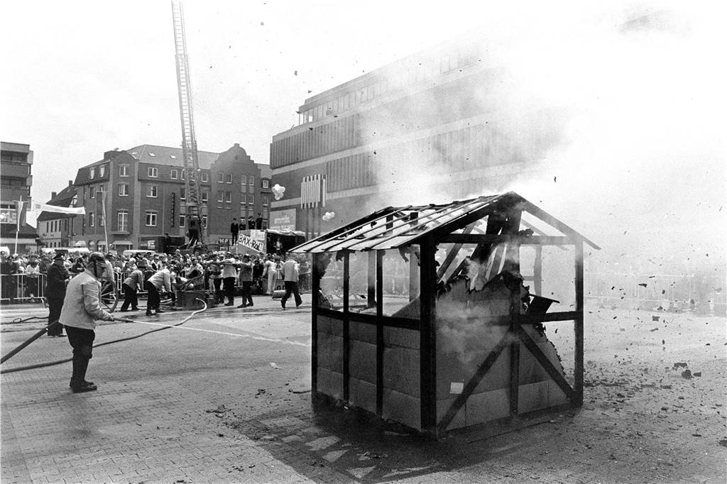 Im Sommer 1985 zeigte die Feuerwehr Lünen wie man in vergangenen Jahrzehnten ein Feuer gelöscht hat.