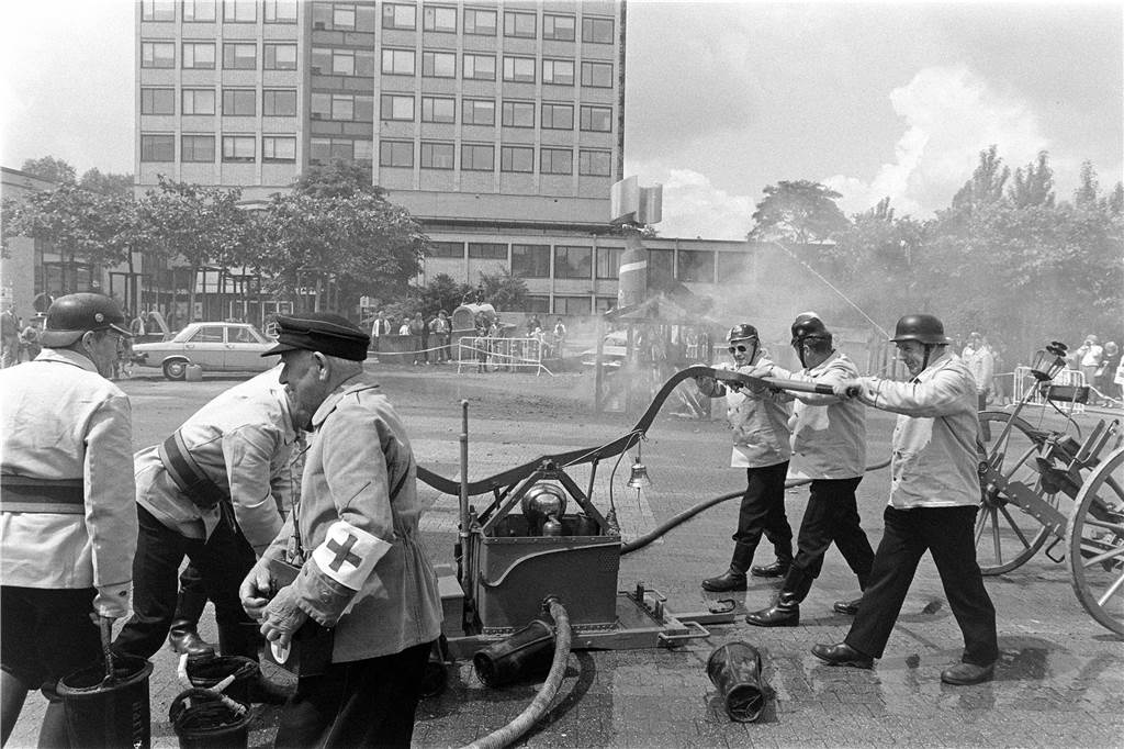 Im Sommer 1985 zeigte die Feuerwehr Lünen wie man in vergangenen Jahrzehnten ein Feuer gelöscht hat.