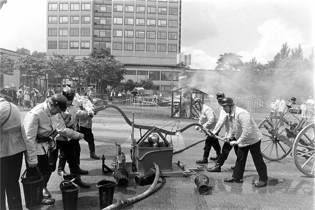 Im Sommer 1985 zeigte die Feuerwehr Lünen wie man in vergangenen Jahrzehnten ein Feuer gelöscht hat.