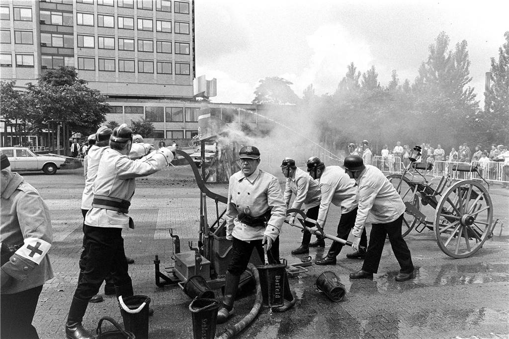 Im Sommer 1985 zeigte die Feuerwehr Lünen wie man in vergangenen Jahrzehnten ein Feuer gelöscht hat.