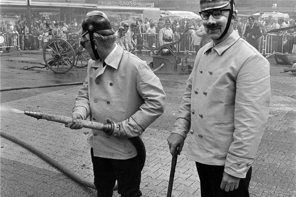 Im Sommer 1985 zeigte die Feuerwehr Lünen wie man in vergangenen Jahrzehnten ein Feuer gelöscht hat.