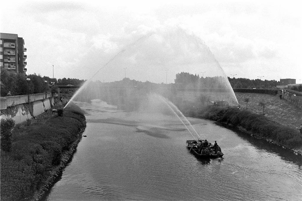 Im Sommer 1985 zeigte die Feuerwehr Lünen wie man in vergangenen Jahrzehnten ein Feuer gelöscht hat.