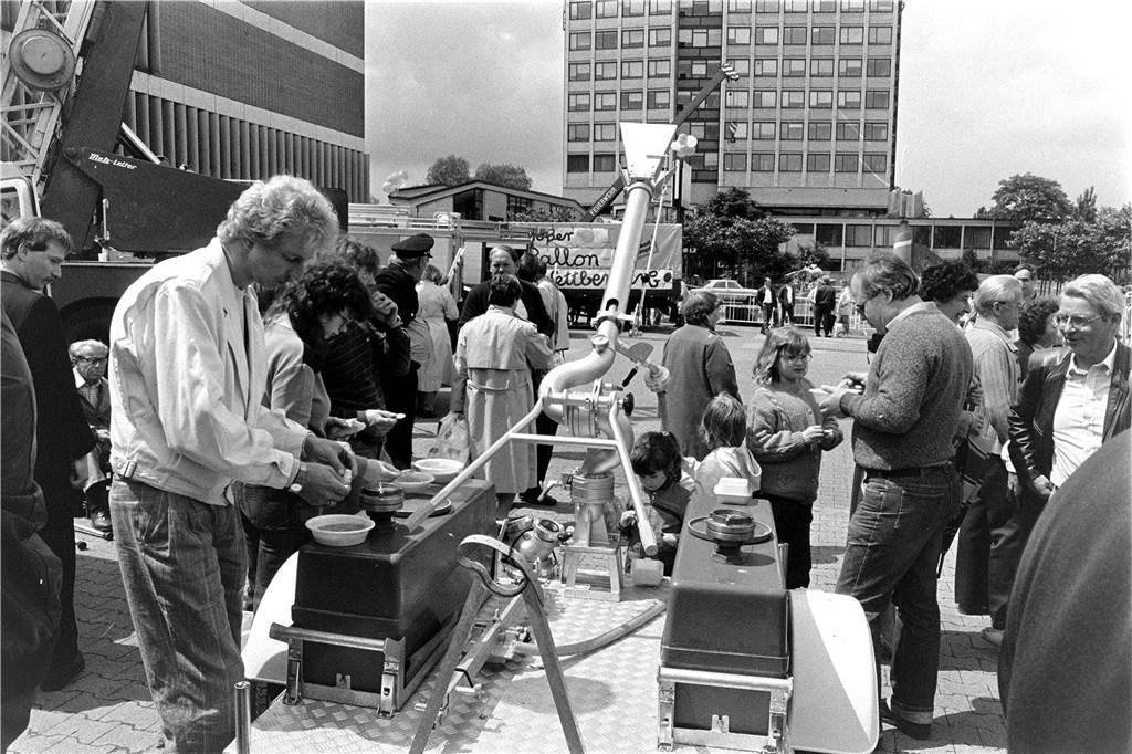 Im Sommer 1985 zeigte die Feuerwehr Lünen wie man in vergangenen Jahrzehnten ein Feuer gelöscht hat.