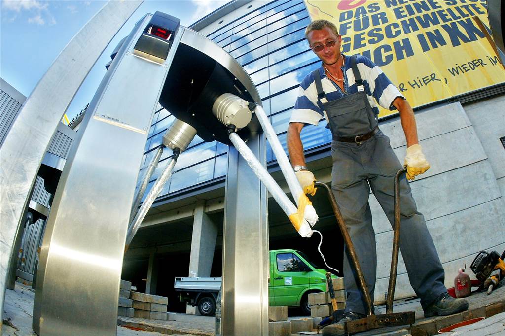 Im Sommer 2005, als Vorbereitung für die Weltmeisterschaft, hat der Signal Iduna Park elektronische Zutrittskontrollen bekommen.