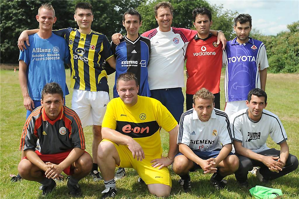 Castrop-Rauxeler Trainer trägt bald drittes Wappen binnen fünf Jahren ohne Vereinswechsel Im Sommer 2008 war Ilker Bahcecioglu (vorne links) beim SV Dingen an der Westheide zusammen mit (hinten, v.l.) Björn Wandt, Önder Kartal, Murat Özbarkir, Trainer Jörg Murawa, Mohamed Tiris, Murat Iguz, (vorn) Kai Piepenbring, Corc Bachegeoglu und Brahim Agriffou angekommen.