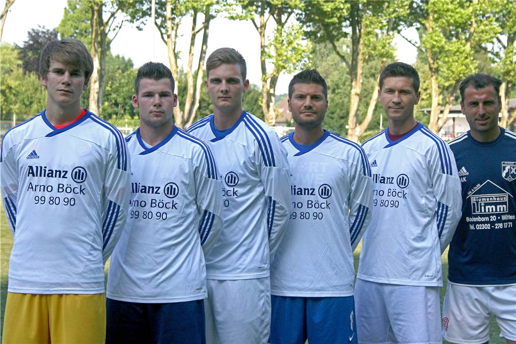 Zweifacher Aufstiegsheld hat beim SV Wacker Obercastrop verlängert Im Sommer 2013 kam (v.l.) Moritz Budde zusammen mit Tom Wisnewski, Marcel Herder, Sencer Özbek und Niko Kresic sowie Trainer Toni Kotziampassis beim SV Wacker Obercastrop an.