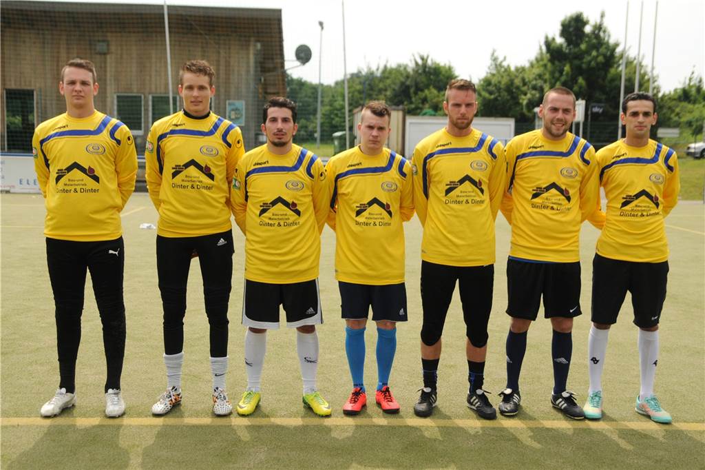 Einen Fußballer zog es nach Castrop-Rauxel - jetzt schaut er aus seiner fernen Heimat auf die Stadt Im Sommer 2015 gehörte Mateusz Urbanski (3.v.r.) neben Martin Kapitza (2.v.r.) zu den Neuzugängen der Spvg Schwerin.
