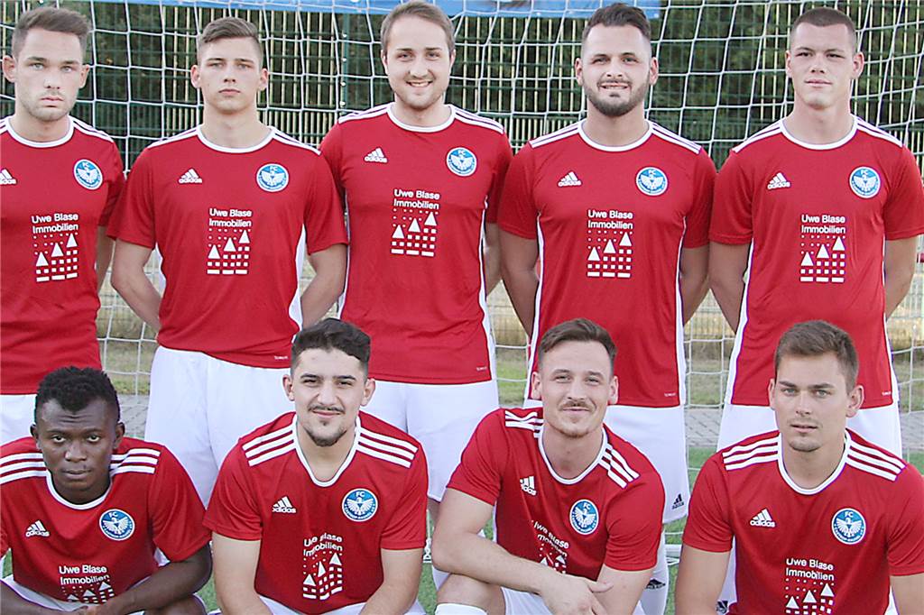 Victoria Habinghorst holt nächsten Ex-Spieler des FC Castrop-Rauxel Im Sommer 2018 hatte der FC Castrop-Rauxel, damals noch A-Kreisligist, Dennis Schwarz (hinten rechts) als Neuzugang präsentiert. Danach ging er zum VfB Börnig - und kommt jetzt bei der SG Victoria/SF Habinghorst/Dingen an.
