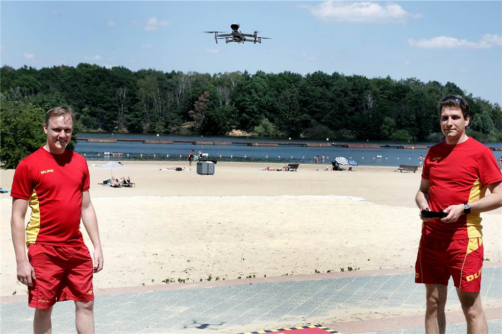 Der Katastrophenschutz der Zukunft: DLRG Haltern setzte auf Drohnen Im Sommer 2020 nahm die DLRG Haltern ihrer erste Drohne in Betrieb, die Pascal Sparenberg und Sebastian Höhnerhaus seinerzeit vorführten.