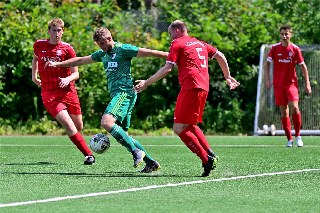 „Völliges Neuland“: Die Halterner Stimmen zur Bezirksliga-Einteilung Im Sommer 2021 setzte sich der SV Lippramsdorf mit Henrik Kleinefeld (M.) gegen Concordia Flaesheim um Christopher Uhlending (l.) und Kevin Schulz (r.) mit 5:1 durch.