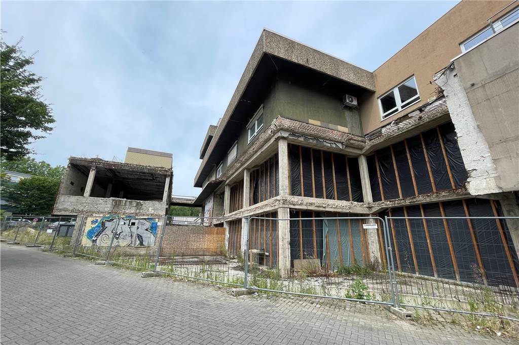 xxxx Blick von der Werner Straße auf das ehemalige Kaufhaus Konze in Lütgendortmund, das seit Jahren eine Bauruine ist.