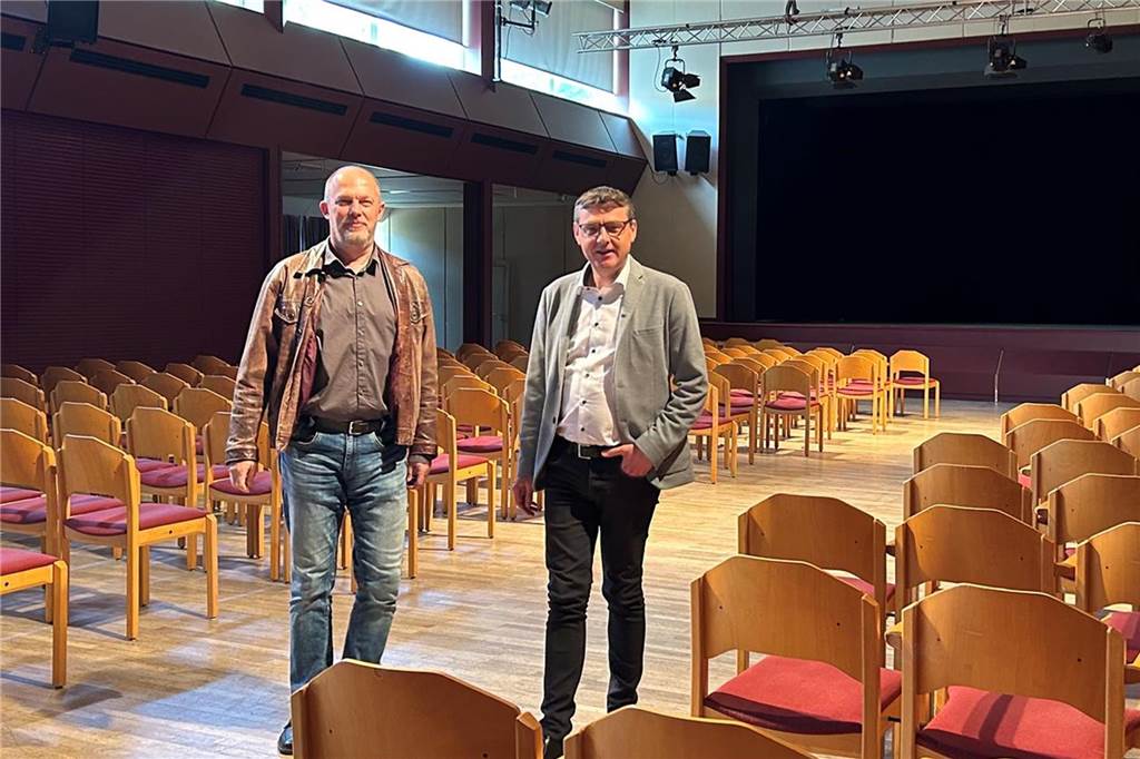 zwei Männer stehen in der Stadthalle