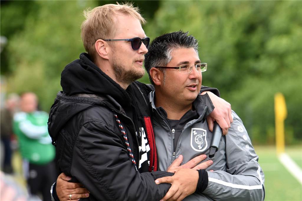 Mitten im Abstiegskampf: Bezirksligist wird von Trainerwechsel überrascht Andre Hoppius und Erdal Dasdan liegen sich in den Armen