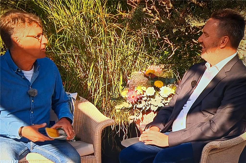 Dr. Arne Krüger aus Lünen oft bei „Live nach Neun“ zu Gast Im Sommer fand das Gespräch von Moderator Peter Großmann (l.) und Dr. Arne Krüger auf der Dachterrasse beim WDR statt.
