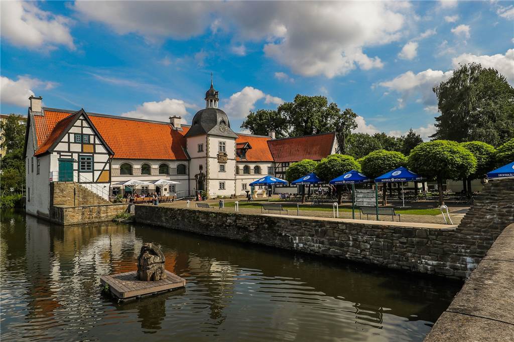 Schlosscafé Rodenberg schließt: „Wir haben die Notbremse gezogen“ Außengastro vom Wasserschloss Haus Rodenberg im Sonnenschein.