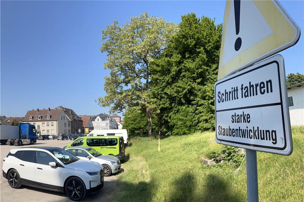 Friedhelm Fragemann (SPD): Stadt verschenkt 1A-Wohnlage für Parkplätze Im Sommer ist der unbefestigte Parkplatz eine staubige Angelegenheit.