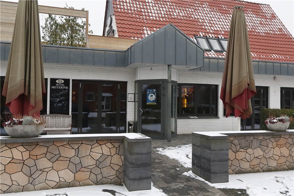 Meyerinks verwöhnen mit gutem Essen und ganz viel Herzlichkeit Im Sommer sind die Schirme aufgespannt und die Gäste genießen im Biergarten die Gastlichkeit des Hauses.