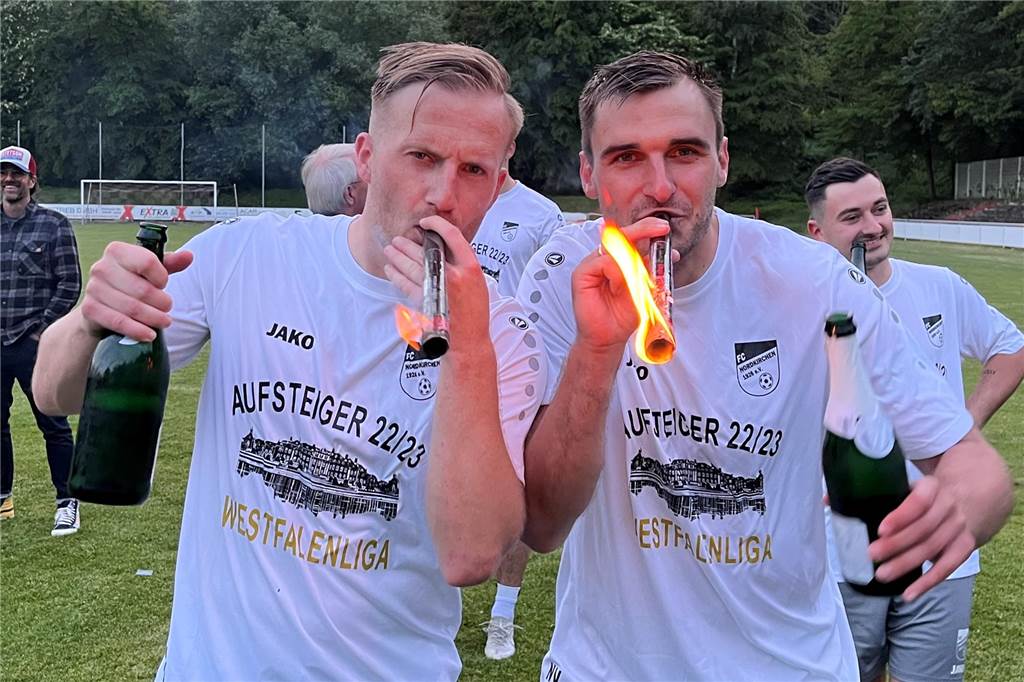 Daniel von der Ley beendet Karriere Daniel von der Ley und Nils Venneker jubeln über den Aufstieg.