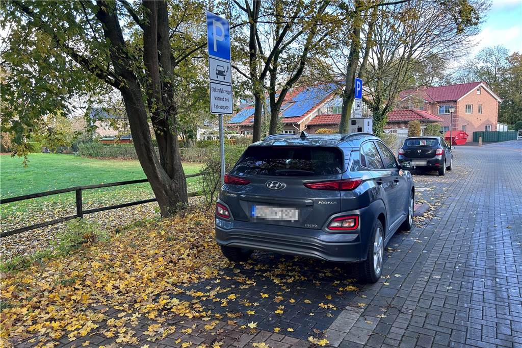 Schmaler Gehweg nicht mehr benutzbar: Ladesäulen stören Fußgänger Im Sommer wurden zwei Ladesäulen für E-Autos in der Straße Am Schlossgraben durch die Gemeinde aufgestellt.